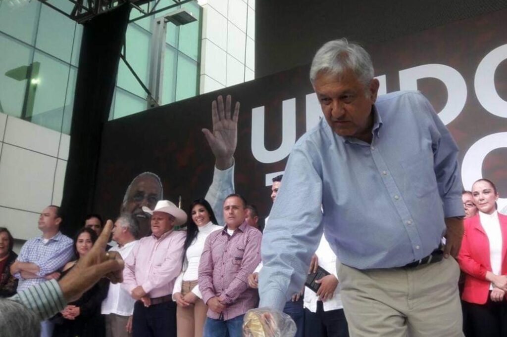 Andrea Navarro y AMLO