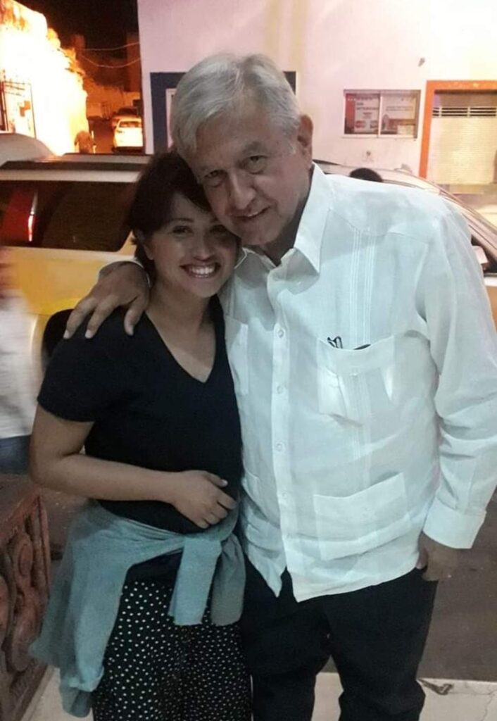 Andrea Navarro y AMLO
