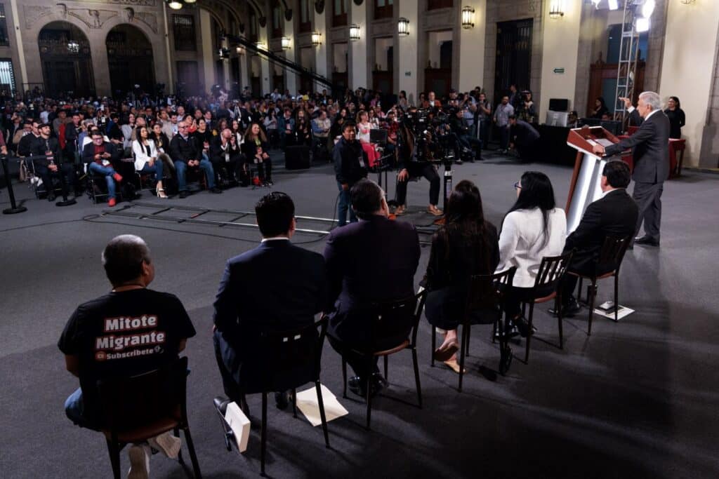 López Obrador recibe a medios independientes de México y el mundo en Palacio Nacional.