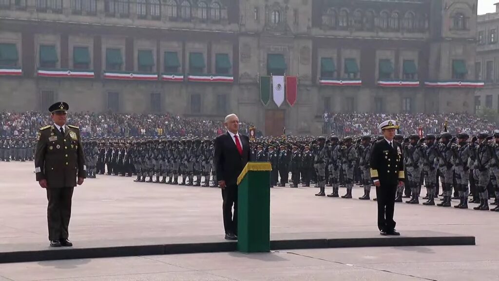 Histórico desfile militar de López Obrador: una despedida multitudinaria en el Zócalo