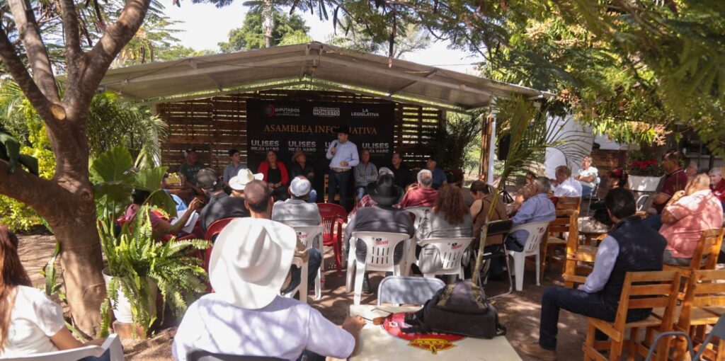 Ulises Mejía se reúne con productores de guayaba y usuarios de la presa