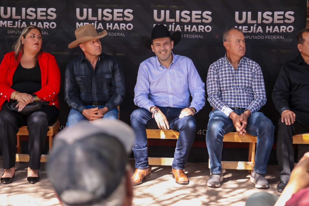Ulises Mejía se reúne con productores de guayaba y usuarios de la presa