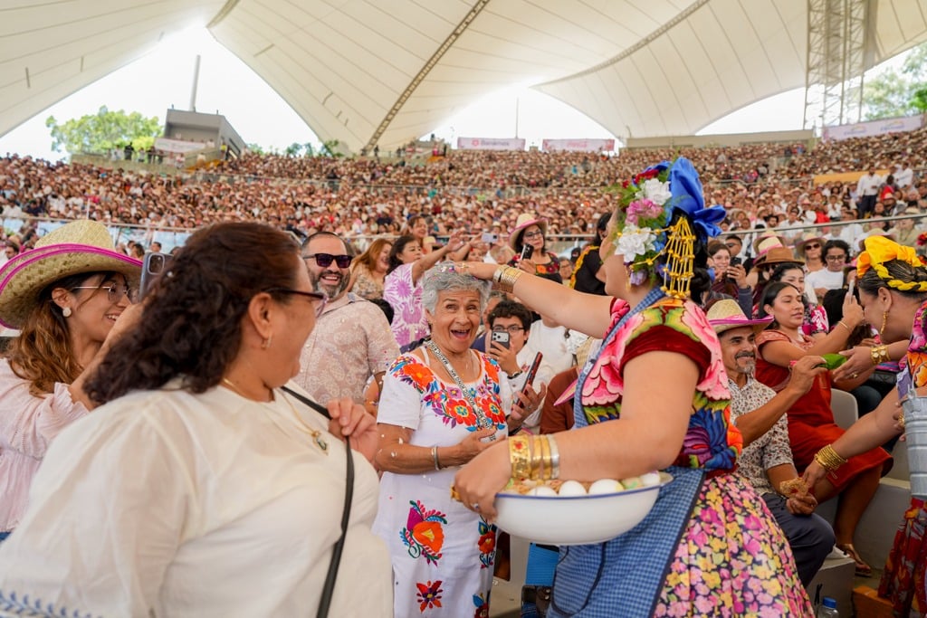 Turistas nacionales e internacionales comparten y viven la experiencia de la Guelaguetza 2026