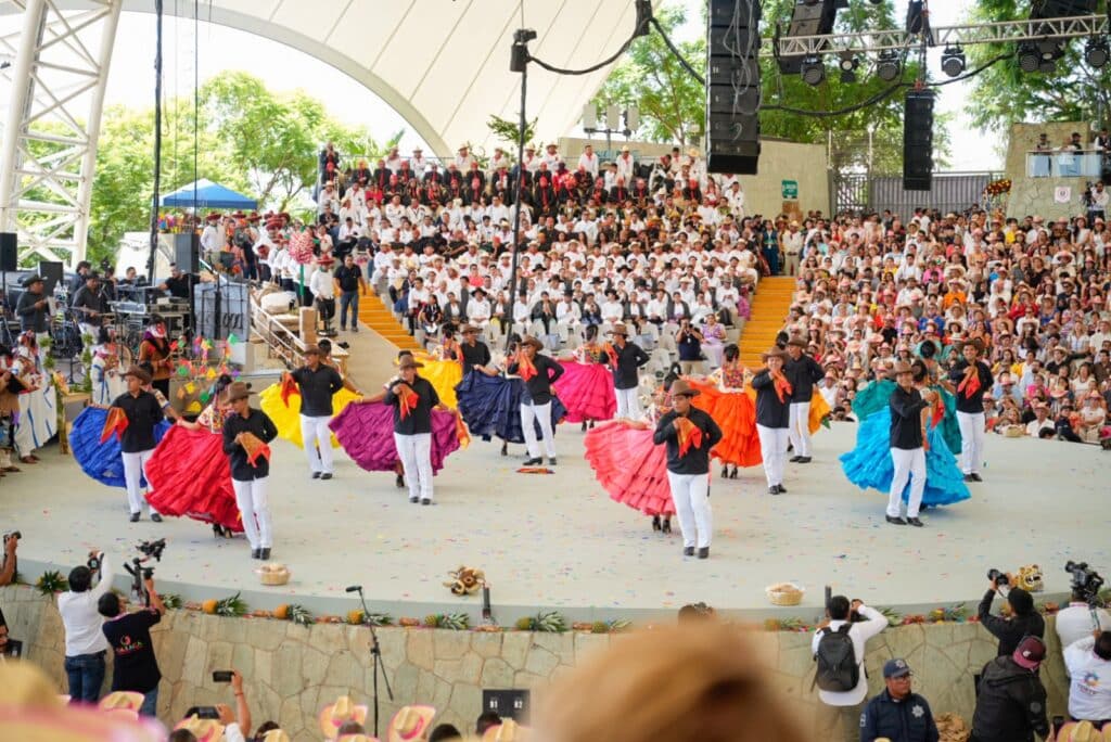 Turistas nacionales e internacionales comparten y viven la experiencia de la Guelaguetza 2026