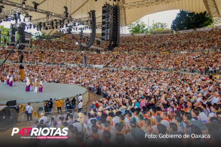 Turistas nacionales e internacionales comparten y viven la experiencia de la Guelaguetza 2026