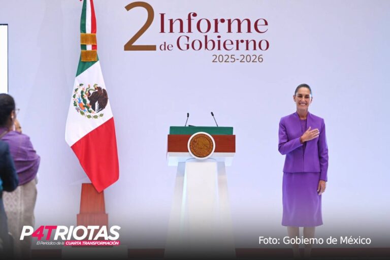 La presidenta Claudia Sheinbaum Pardo presentó un balance de los principales resultados alcanzados durante su administración, en el marco de su Segundo Informe de Gobierno, en el que destacó avances en materia de salud, educación, vivienda, empleo, infraestructura, seguridad, energía y programas sociales. Ante integrantes de su Gabinete, gobernadoras y gobernadores reunidos en el Patio Principal de Palacio Nacional, la mandataria sostuvo que su gobierno ha trabajado bajo los principios de austeridad, honestidad y responsabilidad en el manejo de los recursos públicos, con el objetivo de que el bienestar llegue a un mayor número de familias mexicanas. Al iniciar su mensaje de su Segundo Informe, Sheinbaum afirmó que quienes ocupan cargos públicos tienen la obligación de actuar con responsabilidad, pero también con sencillez y humildad. Señaló que, a casi dos años del inicio de su administración, existe la certeza de que el país continúa por el camino de la transformación de la vida pública. “Cada avance, cada decisión y cada esfuerzo tienen un mismo propósito: que el bienestar llegue a todas y todos”, sostuvo la presidenta, al señalar que México avanza hacia un modelo de prosperidad compartida, independencia, libertad y dignidad. Salud, uno de los principales ejes Entre los resultados destacados se encuentra la estrategia Salud Casa por Casa, mediante la cual personal médico y trabajadores de la salud recorren comunidades y hogares para acercar servicios preventivos a la población, particularmente a las personas adultas mayores. De acuerdo con las cifras presentadas, alrededor de 20 mil trabajadoras y trabajadores de la salud participan en esta estrategia y realizan visitas domiciliarias en diferentes regiones del país. El programa ha permitido, según los datos difundidos por el Gobierno Federal, superar las 18 millones de consultas médicas gratuitas a domicilio, con el propósito de brindar atención oportuna sin que las personas tengan que trasladarse hasta una unidad médica. La administración federal también destacó la construcción de infraestructura hospitalaria. En 20 meses se reportó la edificación de 33 nuevos hospitales, 11 unidades de medicina familiar y 36 centros de salud, además de la incorporación de equipamiento y tecnología para ampliar la capacidad de atención. Trenes de pasajeros e infraestructura En materia de movilidad, la presidenta resaltó la puesta en operación del Tren Insurgente, en el tramo Santa Fe-Observatorio, y del Tren Felipe Ángeles, entre Lechería y Tecámac, proyectos que buscan mejorar la conectividad entre la Ciudad de México y distintos puntos del Estado de México. Informó además que se encuentran en construcción más de 3 mil kilómetros de vías para trenes de pasajeros, una estrategia que contempla ampliar la conectividad ferroviaria hacia diferentes regiones del país. Entre los proyectos mencionados se encuentra la conexión ferroviaria de la Ciudad de México con Nuevo Laredo y Guadalajara, con la intención de ofrecer nuevas alternativas de transporte para miles de pasajeros y recuperar la infraestructura ferroviaria como un componente importante de la movilidad nacional. Becas para estudiantes En materia educativa, la administración de Sheinbaum destacó la ampliación de los programas de becas para estudiantes de escuelas públicas. Entre los apoyos mencionados se encuentran la Beca Rita Cetina, dirigida a estudiantes de educación básica; la Beca Benito Juárez, para estudiantes de educación media superior; y Jóvenes Escribiendo el Futuro, destinada a jóvenes de nivel superior. También se destacó la entrega de útiles y uniformes escolares gratuitos mediante la Beca Rita Cetina, así como la Beca Gertrudis Bocanegra para transporte, cuyo objetivo es contribuir a que los estudiantes puedan trasladarse hasta sus centros universitarios. La administración federal plantea que el acceso a estos apoyos contribuya a reducir los obstáculos económicos que enfrentan las familias y permita que un mayor número de jóvenes permanezca en las aulas. Más viviendas y escrituras para las familias Otro de los rubros destacados durante el informe fue el de vivienda. El Gobierno Federal reportó la entrega de 335 mil escrituras, con lo que busca brindar certeza jurídica y patrimonial a las familias beneficiarias. Asimismo, se informó que actualmente hay 277 mil viviendas en construcción en distintas entidades del país. La administración también señaló que alrededor de 5 millones de créditos de vivienda han sido reestructurados, con el propósito de mejorar las condiciones de pago para las familias que mantienen algún financiamiento. En total, de acuerdo con las cifras presentadas, 7 millones de familias mexicanas se han beneficiado con algún programa relacionado con vivienda. Educación superior e infraestructura escolar Para el cierre de 2026 se contempla la construcción de 401 preparatorias, 13 Universidades Rosario Castellanos y 25 Universidades Benito Juárez. A estas acciones se suma un programa de mejoramiento de planteles educativos que contempla llegar a 73 mil escuelas mejoradas. La estrategia busca acercar las opciones de educación media superior y superior a más jóvenes, particularmente en comunidades donde históricamente el acceso a instituciones educativas ha representado un reto. Salarios y empleo En materia laboral, Sheinbaum afirmó que México atraviesa una etapa de fortalecimiento de los ingresos de los trabajadores. Como parte de los datos presentados, destacó el aumento del salario mínimo durante los gobiernos de la Cuarta Transformación. De acuerdo con las cifras difundidas, el salario mínimo pasó de aproximadamente 2 mil 800 pesos mensuales en 2018 a 9 mil 584 pesos en 2026, mientras que el salario promedio de los trabajadores se ubica alrededor de los 20 mil pesos. La presidenta también señaló que la pobreza laboral se encuentra en uno de sus niveles más bajos desde 2005 y destacó reformas encaminadas a mejorar las condiciones de los trabajadores. Entre ellas mencionó la reducción gradual de la jornada laboral hasta llegar a 40 horas semanales en 2030, así como la incorporación de trabajadores de plataformas digitales a esquemas de seguridad social y la protección del reparto de utilidades. Carreteras y conectividad En infraestructura carretera, el Gobierno Federal informó sobre la construcción y rehabilitación de 78 puentes, 709 kilómetros de nuevas carreteras y 135 caminos artesanales. También se destacó el programa de bacheo de la red carretera federal, cuyo objetivo es mejorar las condiciones de circulación y contribuir a que los traslados entre comunidades sean más seguros. La administración sostiene que estas obras no solamente mejoran la movilidad, sino que también generan empleos y favorecen la conexión entre comunidades, centros educativos y zonas de actividad económica. Economía y finanzas públicas En el ámbito económico, la presidenta destacó que México mantiene una de las tasas de desempleo más bajas a nivel internacional y resaltó el comportamiento de diversos indicadores económicos. También hizo referencia a la inflación y al costo de la canasta básica, al señalar que una reducción en estos indicadores permite mejorar el poder adquisitivo de los hogares. Otro de los puntos destacados fue el nivel de Inversión Extranjera Directa, presentado como una muestra del interés de empresas internacionales por invertir en México. Sheinbaum también aseguró que el precio de la gasolina se ha mantenido estable y que durante su administración no se han registrado incrementos repentinos en los combustibles como los observados en otros periodos. Austeridad y recaudación Durante su mensaje, la presidenta defendió la política de austeridad aplicada por su gobierno y afirmó que se ha cuidado el uso de los recursos públicos. Explicó que el gasto corriente se redujo en 200 mil millones de pesos respecto a 2024, sin afectar las áreas consideradas sustantivas para el funcionamiento del gobierno. En 2025, agregó, los ingresos del Gobierno Federal alcanzaron una cifra histórica de 6 billones 46 mil millones de pesos, lo que representó 487 mil millones de pesos más que en 2024. Asimismo, informó que al cierre de agosto de 2026 la recaudación registraba 149 mil millones de pesos adicionales respecto al mismo periodo del año anterior. La presidenta sostuvo que estos recursos se han destinado a programas sociales, escuelas, hospitales, vivienda, carreteras, infraestructura hidráulica, trenes y seguridad. Programas para el Bienestar Los programas sociales ocuparon también un lugar central en el balance presidencial. Sheinbaum señaló que las personas adultas mayores, mujeres de 60 a 64 años y personas con discapacidad cuentan con apoyos económicos mediante las pensiones y programas sociales. Asimismo, destacó que 500 mil jóvenes son beneficiarios de Jóvenes Construyendo el Futuro, programa mediante el cual reciben un apoyo económico mientras adquieren experiencia y capacitación laboral. De acuerdo con las cifras presentadas, más de 32 millones de familias reciben actualmente algún apoyo de los Programas para el Bienestar, mientras que la inversión destinada a más de 18 programas supera un billón de pesos. Energía En materia energética, la administración federal informó sobre la construcción de centrales eólicas, plantas geotérmicas y parques solares, como parte de una estrategia para ampliar y diversificar las fuentes de generación eléctrica. Sheinbaum sostuvo que el impulso a las energías renovables contribuye a fortalecer la soberanía energética y reducir la dependencia de combustibles. También destacó que el Gobierno Federal trabaja para llevar electricidad a comunidades que anteriormente no contaban con este servicio. Según las cifras presentadas, son más de 13 mil comunidades beneficiadas. Reforestación y cuidado ambiental En materia ambiental, informó que durante los últimos ocho años se han sembrado alrededor de 1,500 millones de árboles y plantas en diferentes regiones del país. Asimismo, se destacó la participación de más de 400 mil sembradoras y sembradores, quienes han contribuido a la reforestación de más de un millón de hectáreas. La estrategia, de acuerdo con la administración, busca contribuir a la recuperación de los ecosistemas, proteger el suelo y favorecer la conservación del agua en las comunidades. Seguridad En seguridad, uno de los principales indicadores presentados fue la reducción de los homicidios dolosos. El Gobierno Federal reportó una disminución de 51 por ciento en los homicidios dolosos durante un periodo de 22 meses, además de una reducción de 32 por ciento en los delitos de alto impacto. Sheinbaum atribuyó estos resultados a la Estrategia Nacional de Seguridad y sostuvo que la reducción de los delitos representa un avance hacia mejores condiciones de seguridad para la población. Agua Se presentó avances relacionados con el manejo y suministro de agua. Entre las acciones mencionadas se encuentran la recuperación de ríos, la construcción de plantas de tratamiento y la ampliación de infraestructura hidráulica para garantizar el acceso al agua potable en distintas comunidades. También se trabaja en la modernización de distritos de riego, con el propósito de mejorar la producción agrícola y fortalecer las actividades económicas relacionadas con el campo. Una administración basada en austeridad y bienestar En la parte política de su mensaje, Claudia Sheinbaum defendió el modelo de gobierno de la Cuarta Transformación y afirmó que los recursos públicos deben utilizarse en beneficio de la población. “Los recursos públicos son del pueblo y deben ejercerse para su beneficio”, sostuvo. La mandataria aseguró que su administración no ha destinado recursos a vehículos de lujo ni a gastos que consideró innecesarios, y afirmó que los salarios de los servidores públicos de más alto nivel no han aumentado. También destacó que los ahorros han permitido mejorar las condiciones de quienes reciben menores ingresos dentro del servicio público, así como incrementar los salarios de las y los maestros. De cara a la presentación del paquete económico para 2027, Sheinbaum adelantó que se tratará de una propuesta responsable, orientada a mantener la inversión y los programas de bienestar, además de garantizar recursos para sectores como salud y educación. La presidenta señaló que la recuperación de la rectoría del Estado sobre la planeación del desarrollo, la infraestructura y los sectores estratégicos no significa abandonar la disciplina fiscal. Por el contrario, sostuvo que el objetivo es mantener finanzas públicas sólidas, ampliar la capacidad de inversión, garantizar derechos soClaudia Sheinbaum destaca avances en salud, bienestar, infraestructura y economía durante su Segundo Informe de Gobiernociales, impulsar el desarrollo, distribuir la riqueza y fortalecer la soberanía energética. Con este balance, el Segundo Informe de Gobierno colocó como ejes principales de la administración los programas sociales, la inversión en infraestructura, el fortalecimiento de los servicios públicos, la recuperación del poder adquisitivo y la seguridad, bajo el argumento de que la transformación del país debe traducirse en beneficios directos para las familias mexicanas.