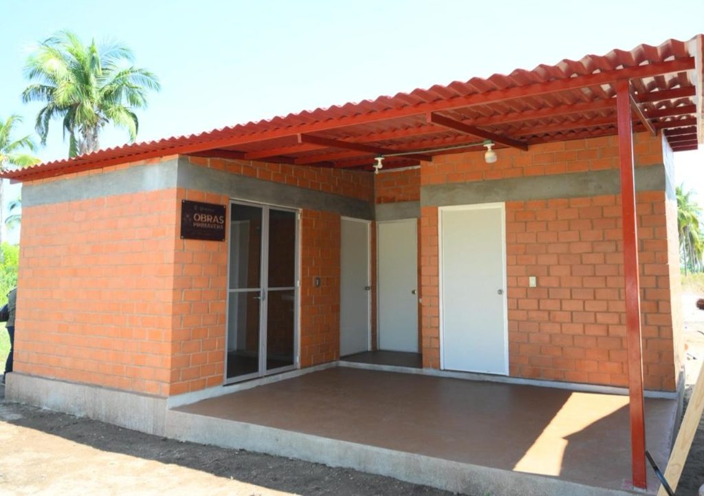 Cumple Salomón Jara con la entrega de vivienda a personas damnificadas en Oaxaca