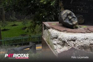 Ex electricistas “decapitan” estatua caída de Felipe Calderón en Los Pinos